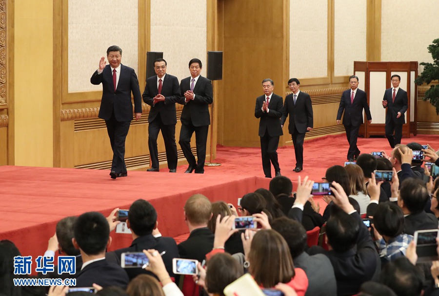 十九屆中央政治局常委同中外記者見(jiàn)面