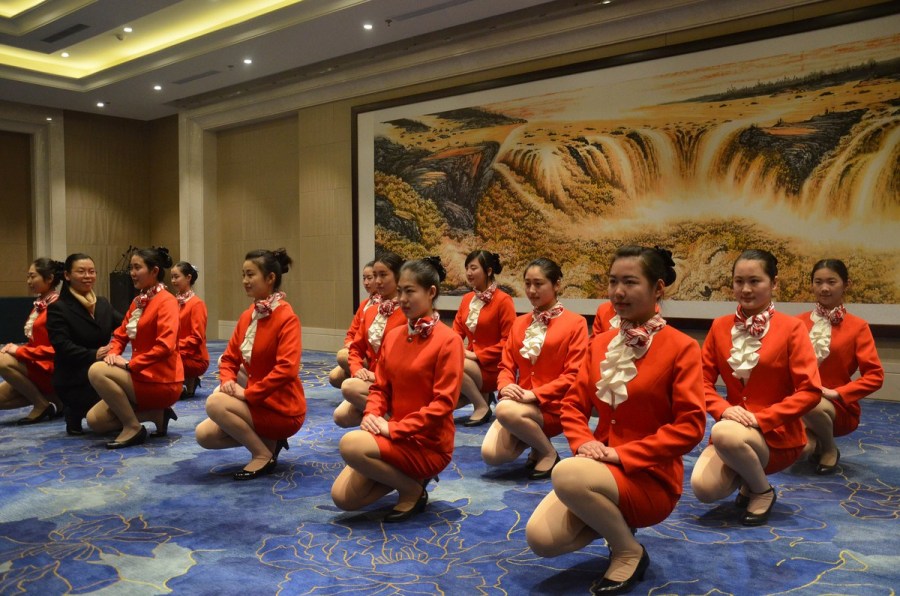 美女志愿者刻苦訓(xùn)練迎兩會(huì) 儀態(tài)力求完美