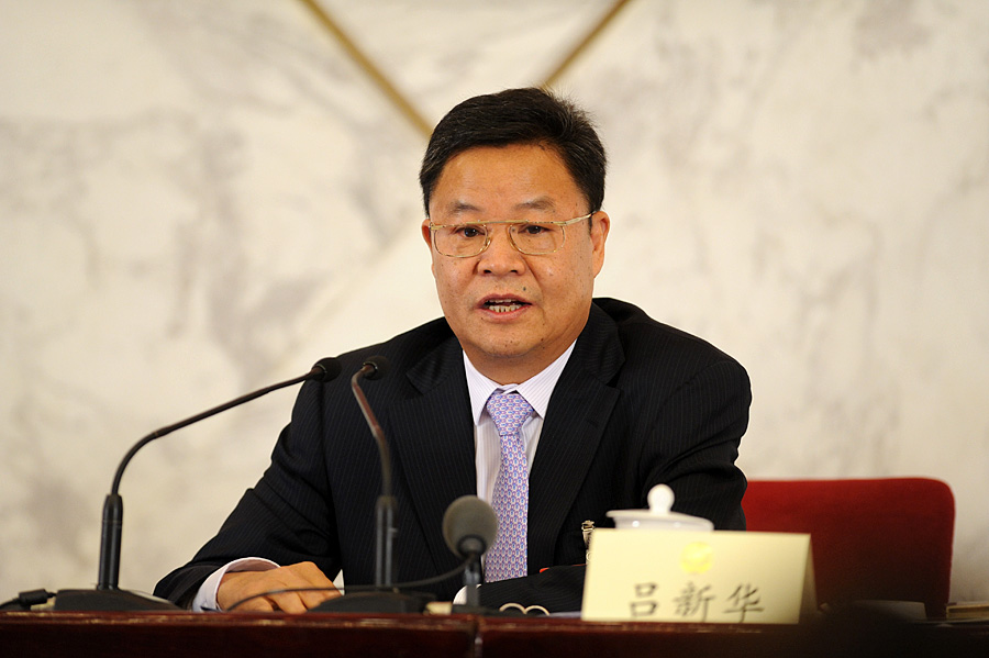 2014兩會首場發(fā)布會記者表情：“拍照神器”