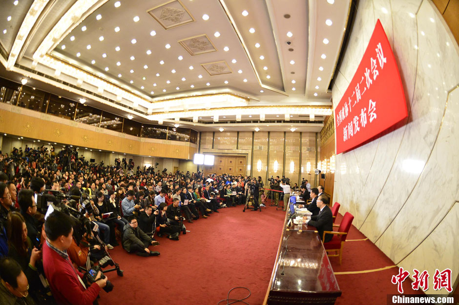 2014兩會首場發布會記者表情：“拍照神器”