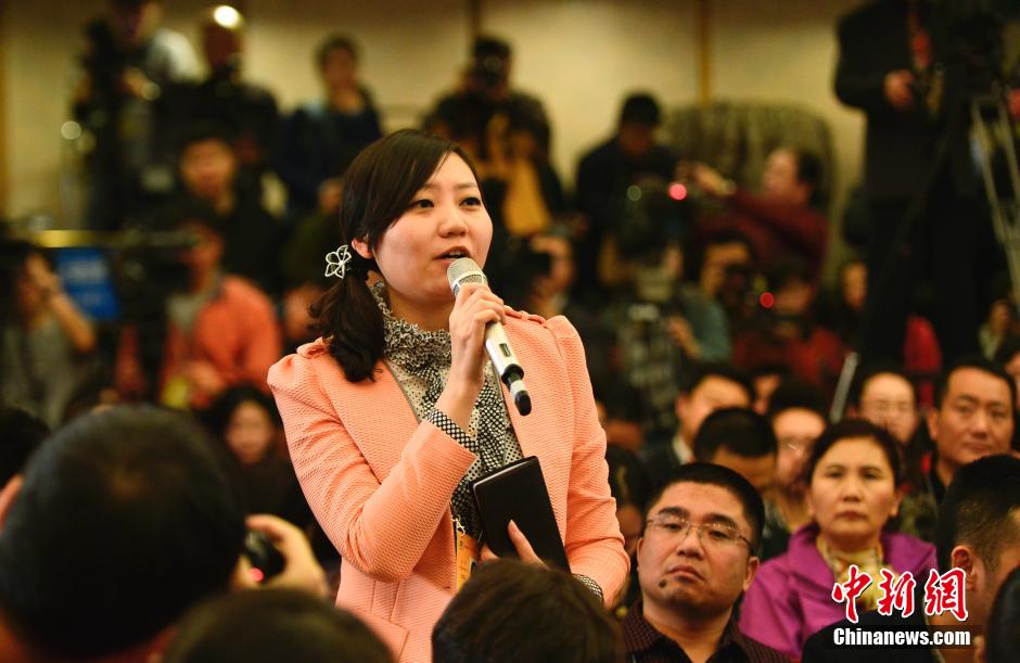 2014兩會首場發(fā)布會記者表情：“拍照神器”