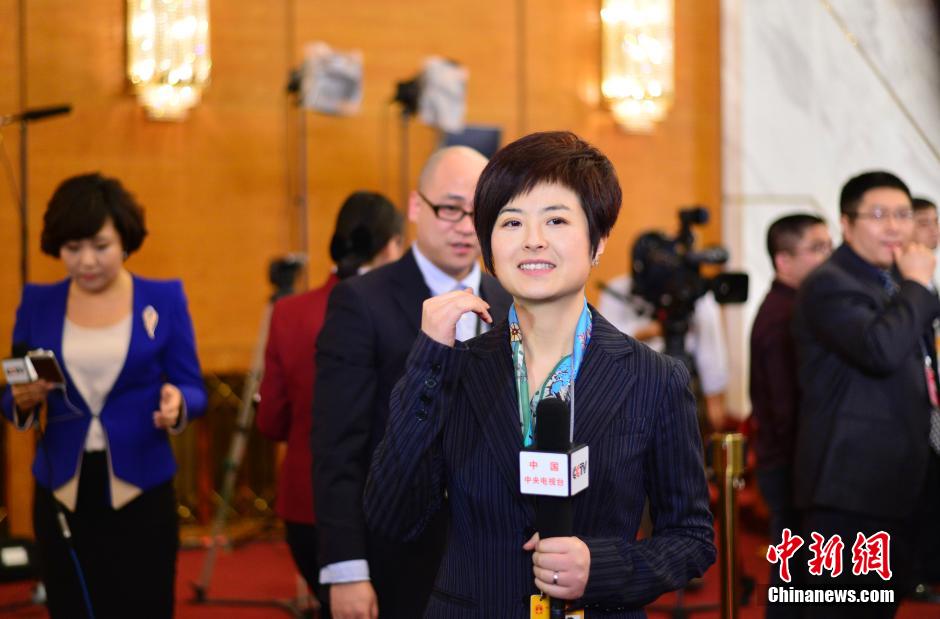 2014兩會(huì)首場發(fā)布會(huì)記者表情：“拍照神器”