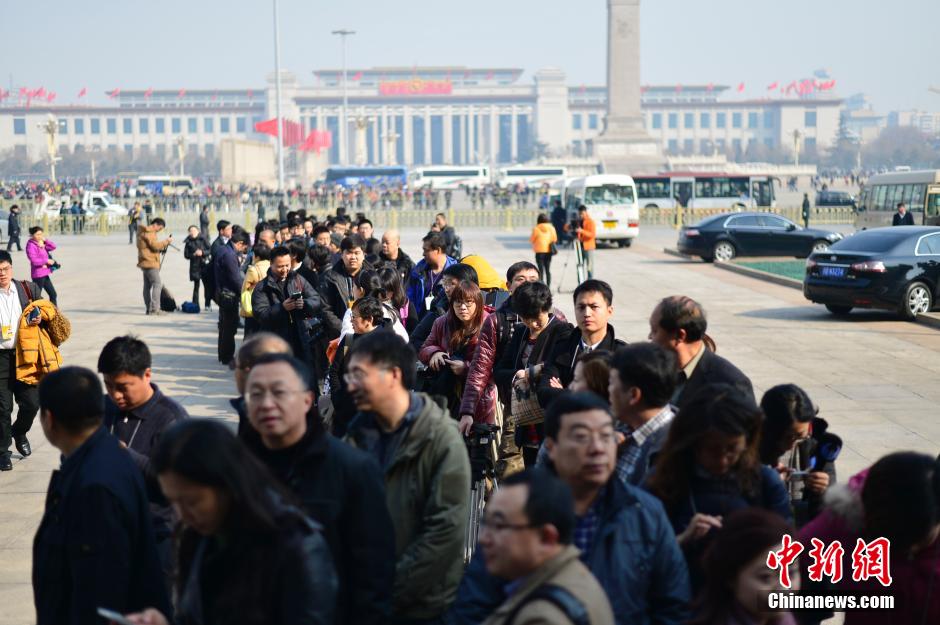 2014兩會首場發(fā)布會記者表情：“拍照神器”