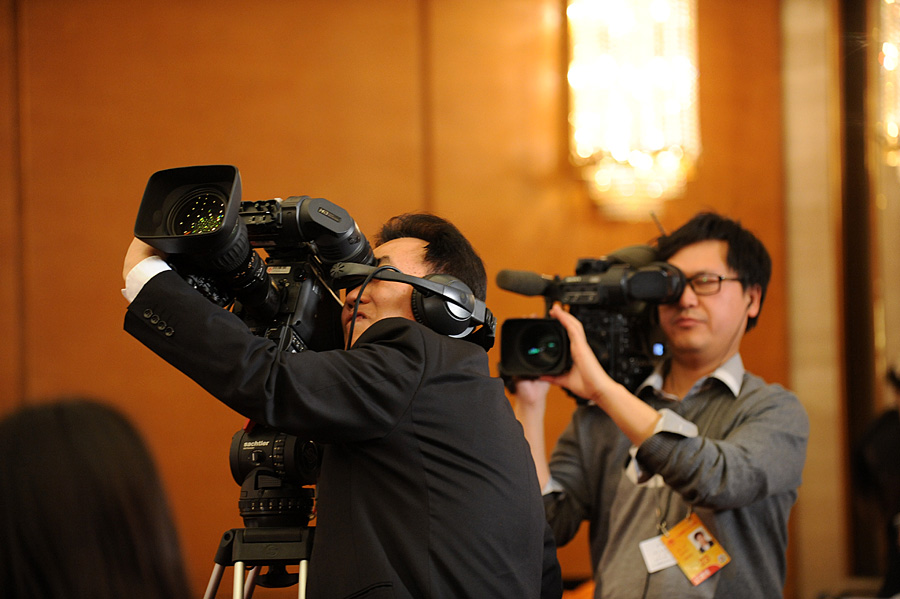 2014兩會(huì)首場發(fā)布會(huì)記者表情：“拍照神器”