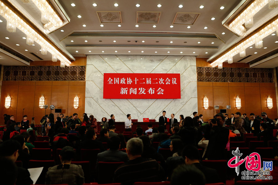 2014兩會(huì)首場(chǎng)發(fā)布會(huì)記者表情:“拍照神器”