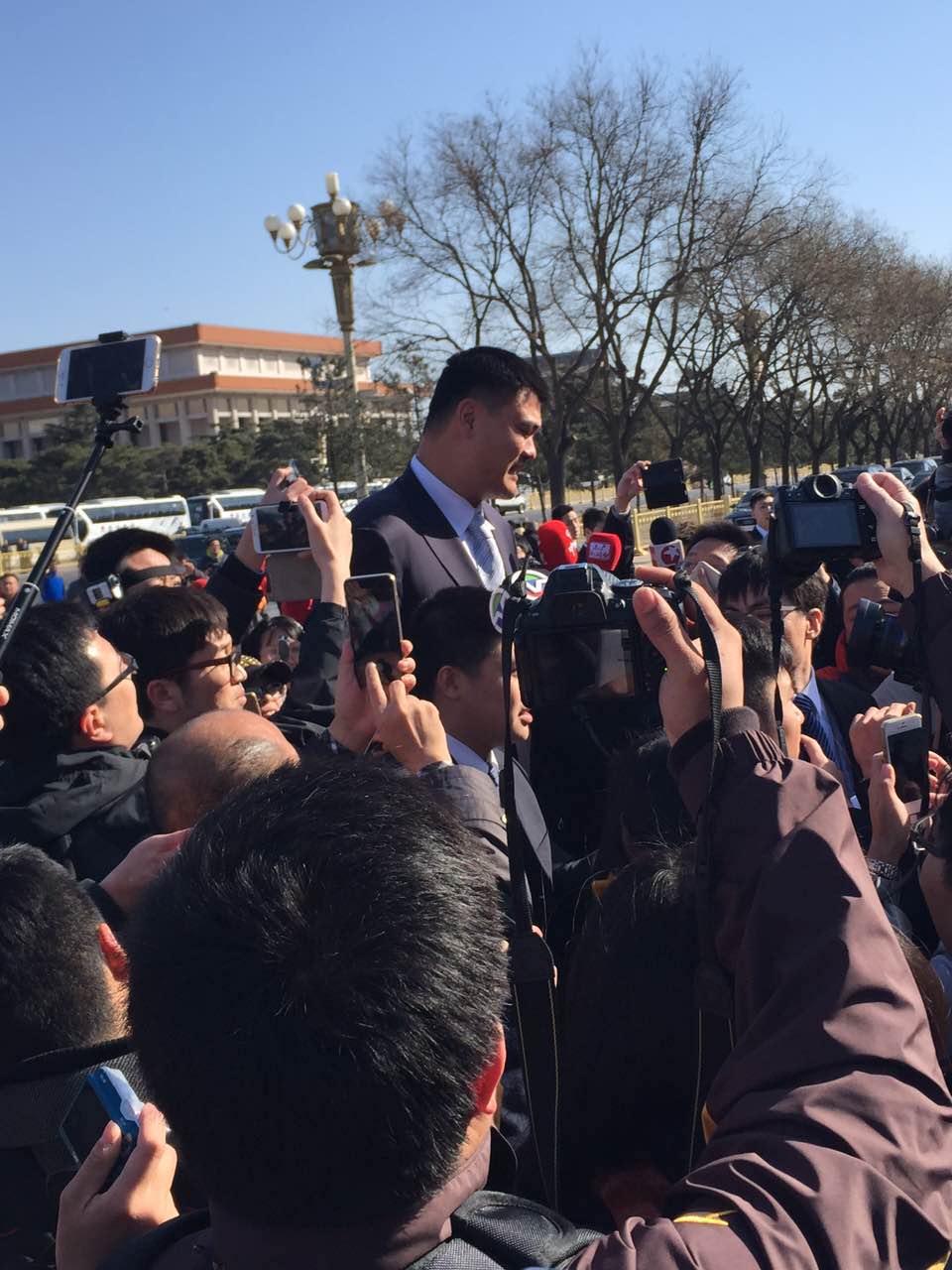 2015政協會議開幕：明星委員遭媒體圍堵