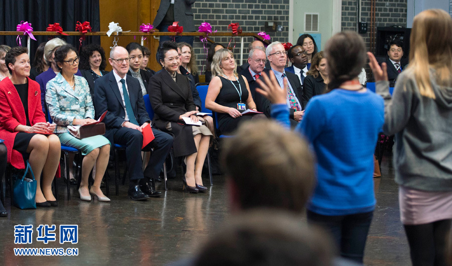 彭麗媛參觀福提斯米爾中學