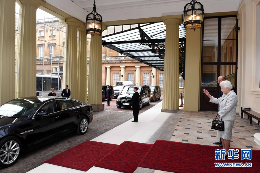 習近平和彭麗媛同英國女王夫婦話別