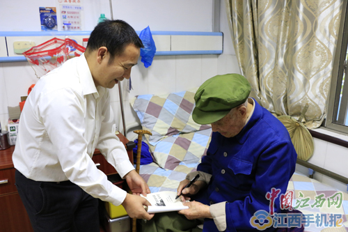 【網絡媒體走轉改】網媒記者重陽節看望百歲老紅軍王承登(圖)