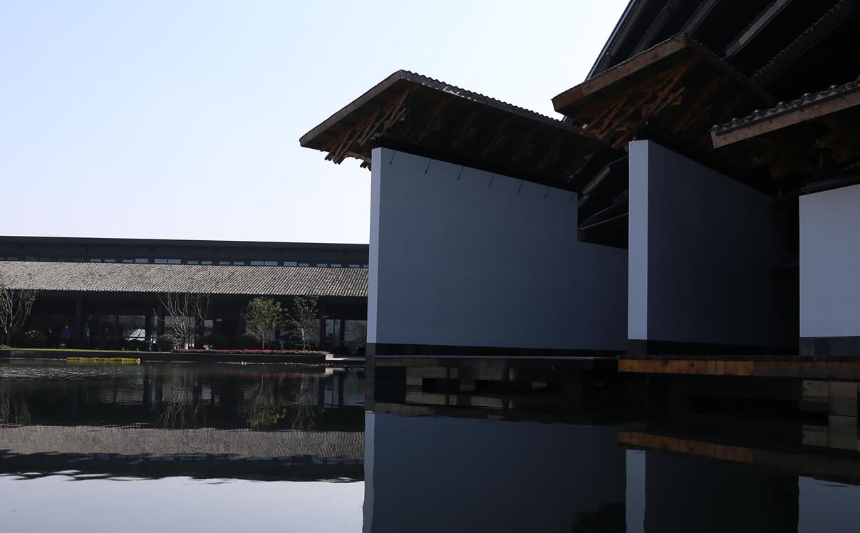 高清鏡頭下烏鎮(zhèn)互聯(lián)網(wǎng)國(guó)際會(huì)展中心的“白天與黑夜”