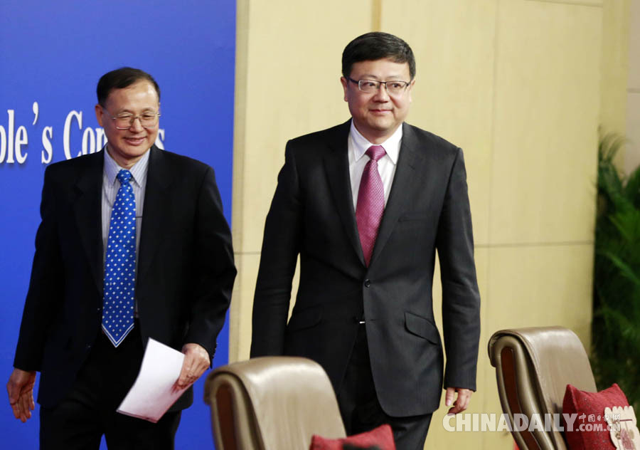 環(huán)保部長陳吉寧就“加強(qiáng)生態(tài)環(huán)境保護(hù)”答記者問