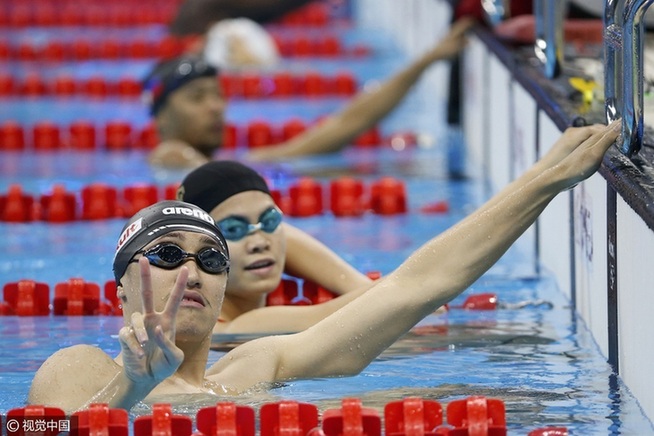 游泳健將賽前訓練 水中自拍輕松備戰(zhàn)