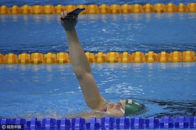 游泳健將賽前訓練 水中自拍輕松備戰(zhàn)