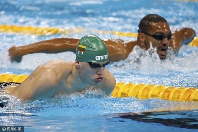 游泳健將賽前訓練 水中自拍輕松備戰