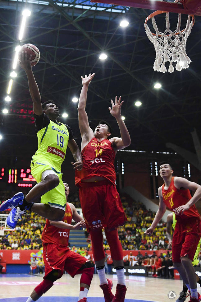 男籃奧運熱身巴西 趙繼偉奮力進攻