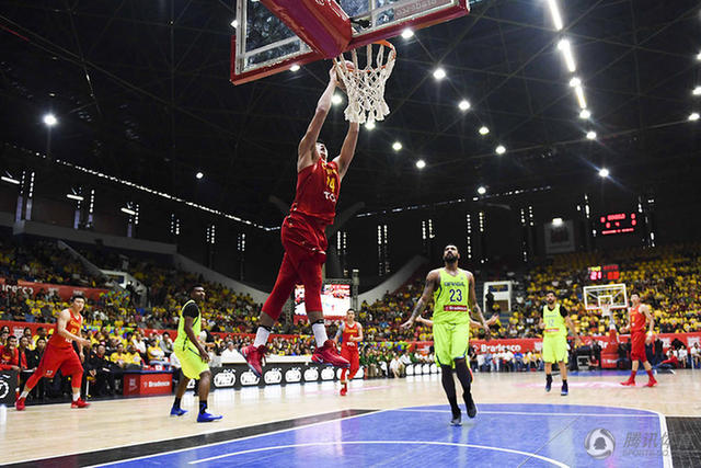 男籃奧運熱身巴西 趙繼偉奮力進攻