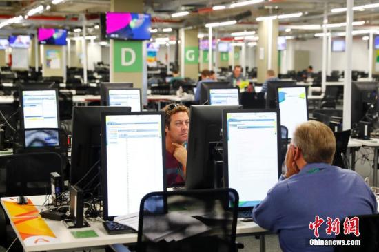 當地時間7月29日,里約奧運會開幕在即,奧運主媒體中心的主新聞中心(MPC)和國際廣播中心(IBC)已全面投入運行,從當日起至8月22日24小時運行,這里將成為中外記者及轉播機構的工作大本營。 <a target='_blank' href='http://www.chinanews.com/'>中新社</a>記者 富田 攝 當地時間7月29日,里約奧運會開幕在即,奧運主媒體中心的主新聞中心(MPC)和國際廣播中心(IBC)已全面投入運行,從當日起至8月22日24小時運行,這里將成為中外記者及轉播機構的工作大本營。 <a target='_blank' href='http://www.chinanews.com/'>中新社</a>記者 富田 攝