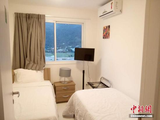 當地時間7月29日消息,巴西里約,奧運會開幕之日已經近在咫尺,部分來自世界各地的記者已經進駐媒體村。“村里”的生活起居安排、設施如何,各國記者們又會在這里怎樣度過未來近一個月的時間呢?帶著這些問題,我們來到媒體村一探究竟。圖為記者房間,除了兩張床外,富余的空間并不多。 <a target='_blank' href='http://www.chinanews.com/'><p align=