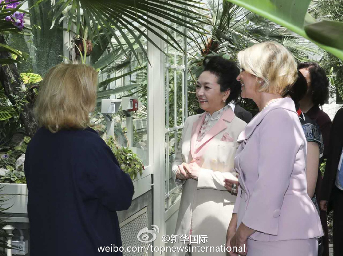 彭麗媛在歷史悠久的貝爾格萊德植物園種下中塞友誼樹(shù)