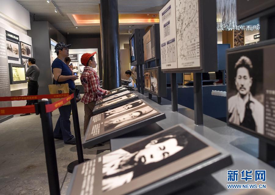 激揚正氣定乾坤——以習(xí)近平同志為總書記的黨中央帶頭加強作風(fēng)建設(shè)述評