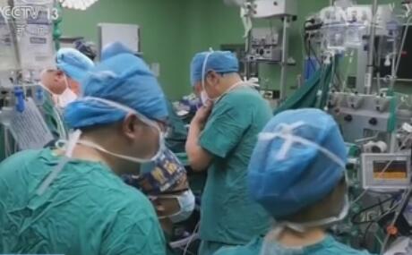 醫(yī)者仁心！全國(guó)人大代表在京為患者緊急手術(shù)