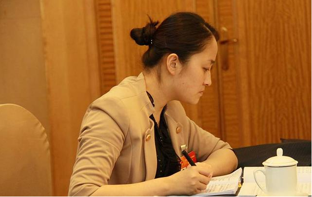 村支書葉瑜:從大學(xué)生村官到人大代表的85后美女