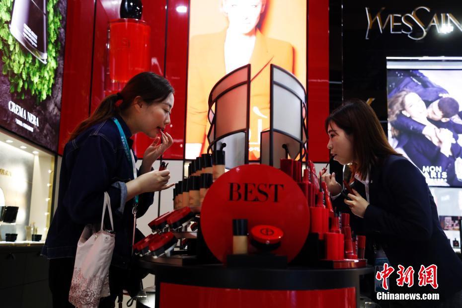 進(jìn)博會好貨“扎堆”消費(fèi)者爭相“淘貨”