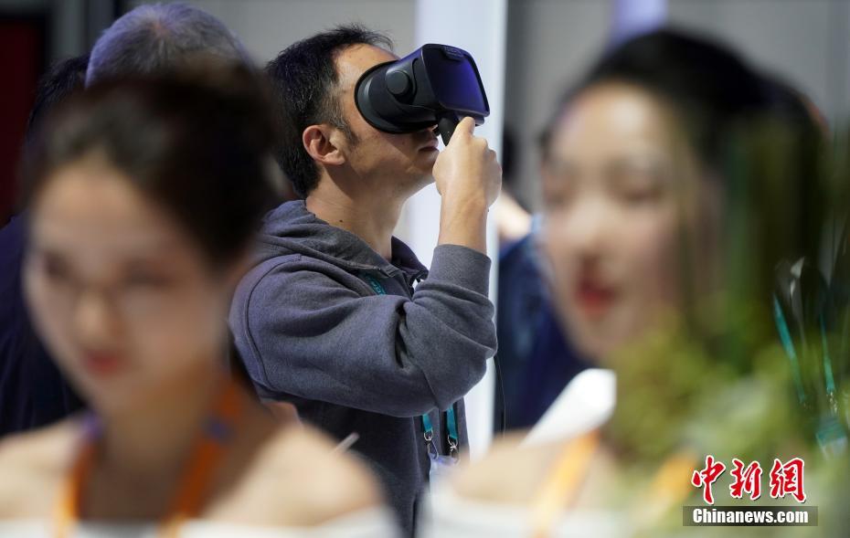 首屆進博會 參觀者用VR觀看汽車產品介紹