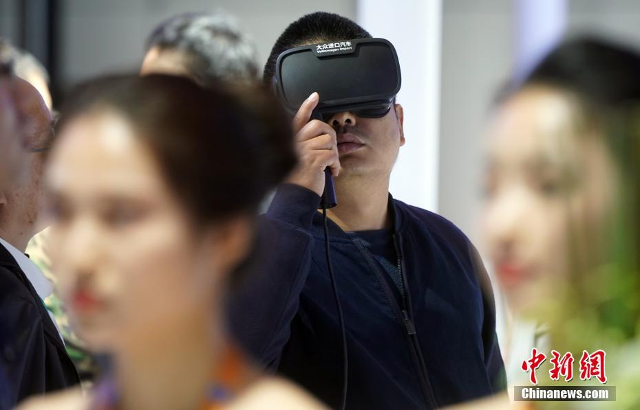 首屆進博會 參觀者用VR觀看汽車產品介紹