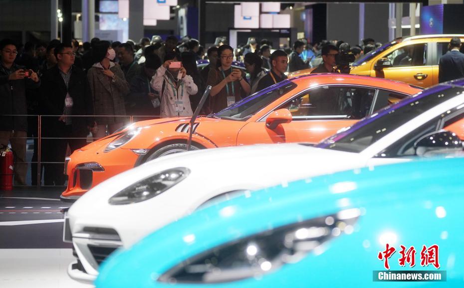 首屆進(jìn)博會(huì) 參觀者用VR觀看汽車產(chǎn)品介紹