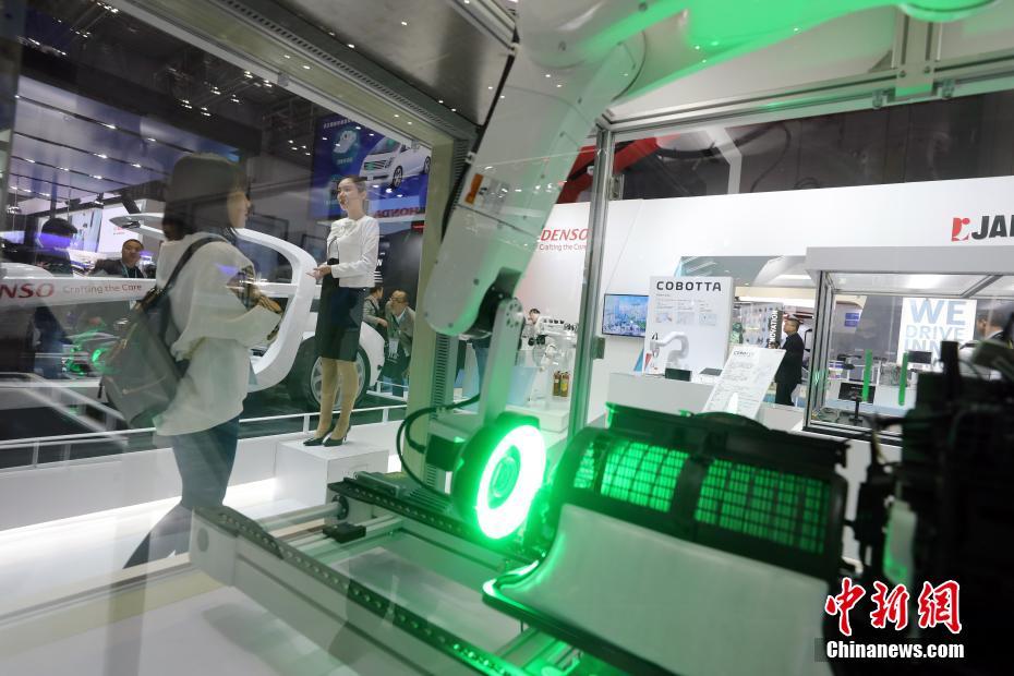 首屆進(jìn)博會(huì) 參觀者用VR觀看汽車產(chǎn)品介紹