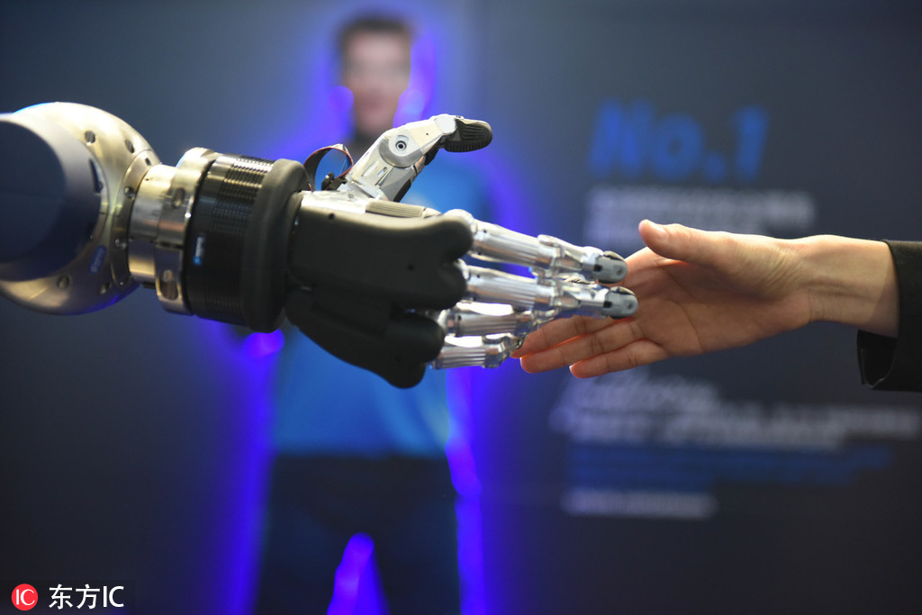 進(jìn)博會(huì)上的黑科技 你好！機(jī)械手