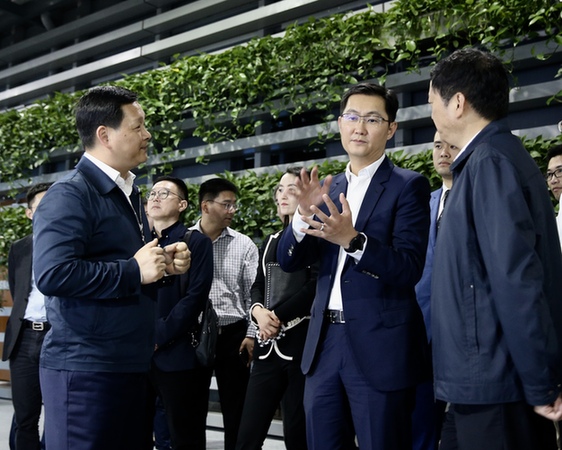 馬化騰:數字化技術骨頭足夠硬 才能站起來