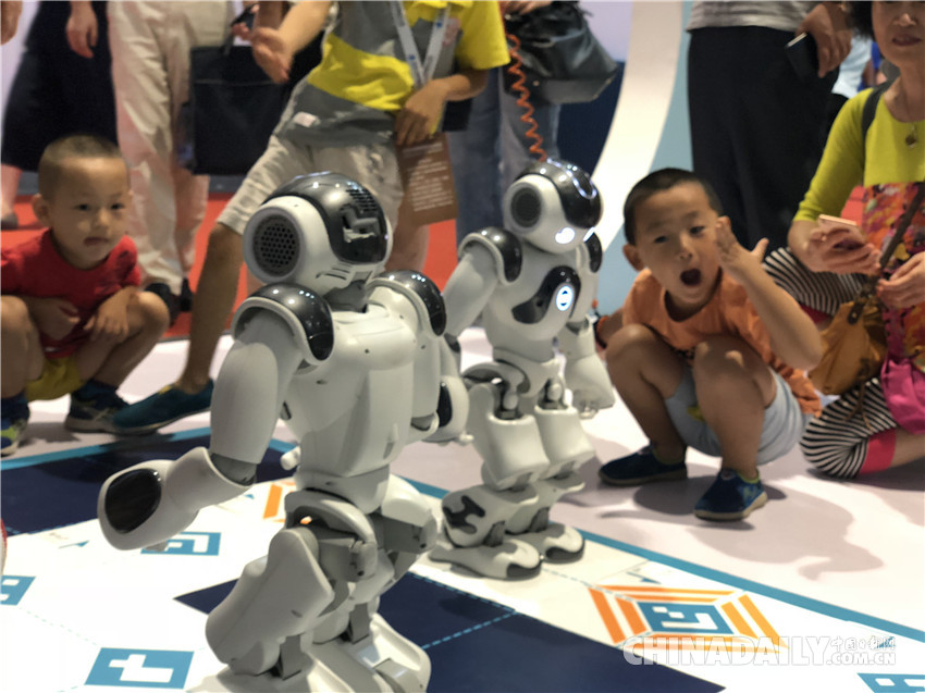 高顏值+神技能!一大波機(jī)器人“明星”亮相2018世界機(jī)器人大會(huì)