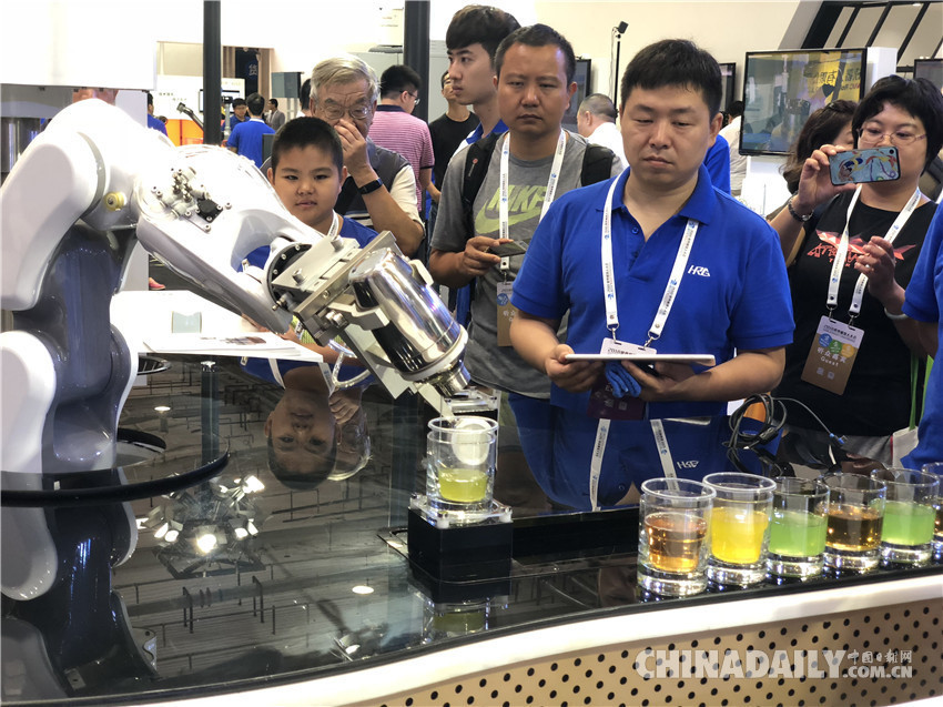 高顏值+神技能！一大波機(jī)器人“明星”亮相2018世界機(jī)器人大會(huì)