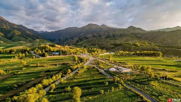 【新時(shí)代·幸福美麗新邊疆】隱匿在大山中的村落 是畫(huà)家眼中的“世外桃源”