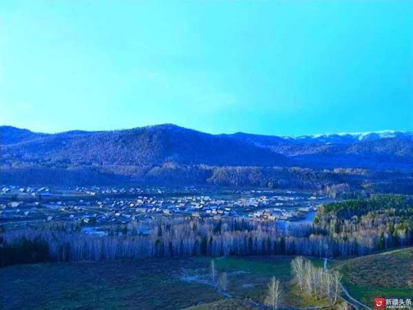 【新時(shí)代·幸福美麗新邊疆】隱匿在大山中的村落 是畫(huà)家眼中的“世外桃源”