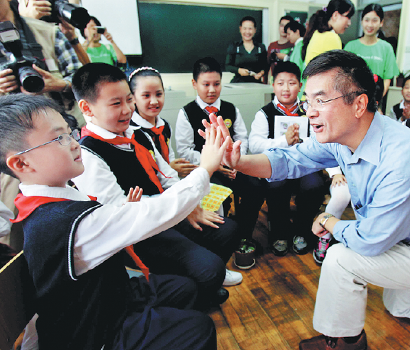 美國(guó)前駐華大使駱家輝：中美貿(mào)易戰(zhàn)“并非解決問(wèn)題的正確途徑”