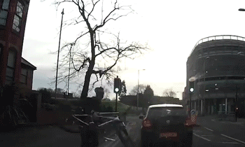 憤怒！因嫌占道他舉起自行車砸向汽車（圖）