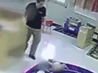 令人發(fā)指 幼兒園男老師居然這樣對(duì)孩子