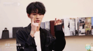 這位中戲學霸簡直是全能選手，英文詩也讀得這么溜！丨愛豆詩集