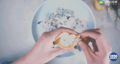 【學中文懂中國】英國小哥有點飄了，都敢和中國小姐姐比賽包餃子了！