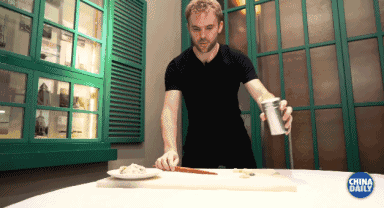 【學中文懂中國】英國小哥有點飄了，都敢和中國小姐姐比賽包餃子了！