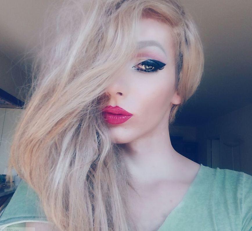 外國小伙秒變美女 高超化妝術似易容