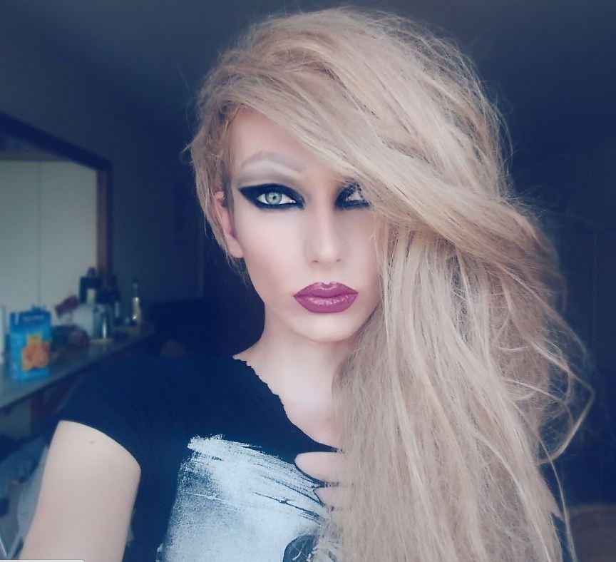 外國小伙秒變美女 高超化妝術似易容