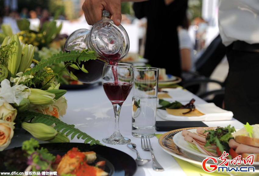 沈陽推出空中餐廳 市民離地50米高空享受美食美景