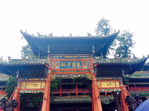 關公故里：秋雨中依舊游人如織