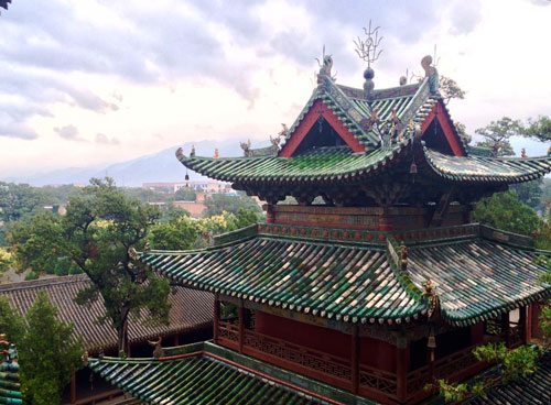 關公故里：秋雨中依舊游人如織