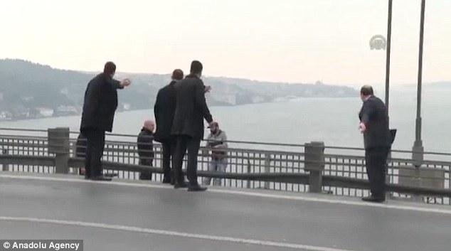 土耳其男子欲跳橋自殺 總統碰巧經過將其勸下