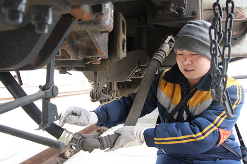 【網絡媒體走轉改】銀川鐵路調車組:保障春運 臟累苦險都不怕